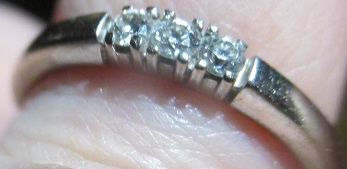 xxM1258M 3 stone diamond ring Takst-Valuation N.Kr. 5500